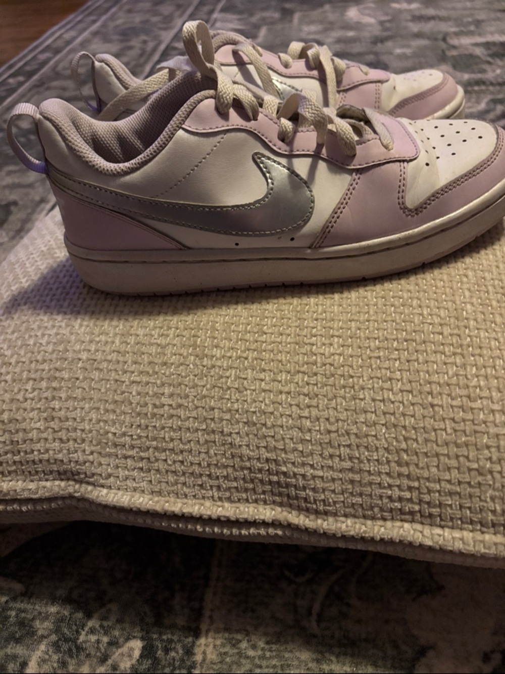 Nike Kids Low-Top Sneakers in Lavender White & Silver